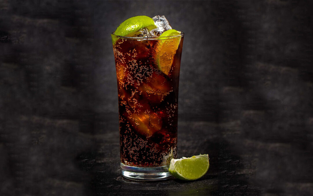 ¡Desata la Intensidad con un Charro Negro Fascinante! Receta Refrescante para un Cóctel Audaz