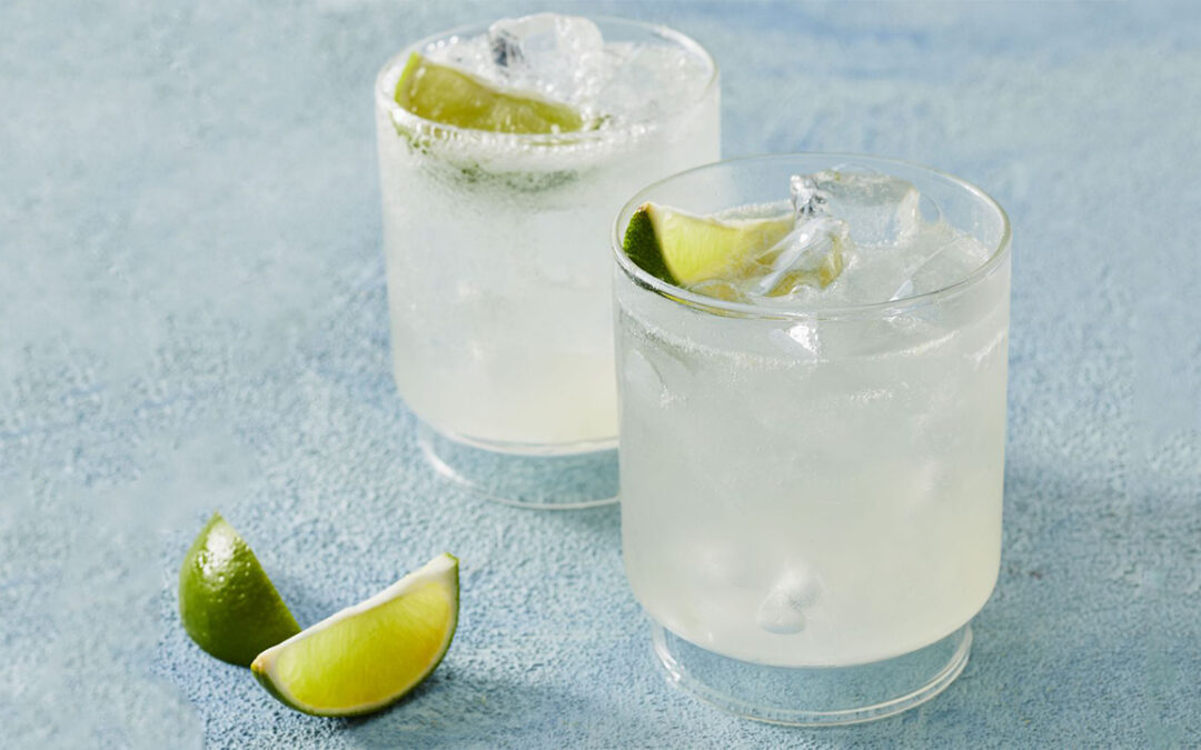 ¡Refresca tu Día con un Ranch Water Espumoso! Receta Burbujeante para un Cóctel Perfecto