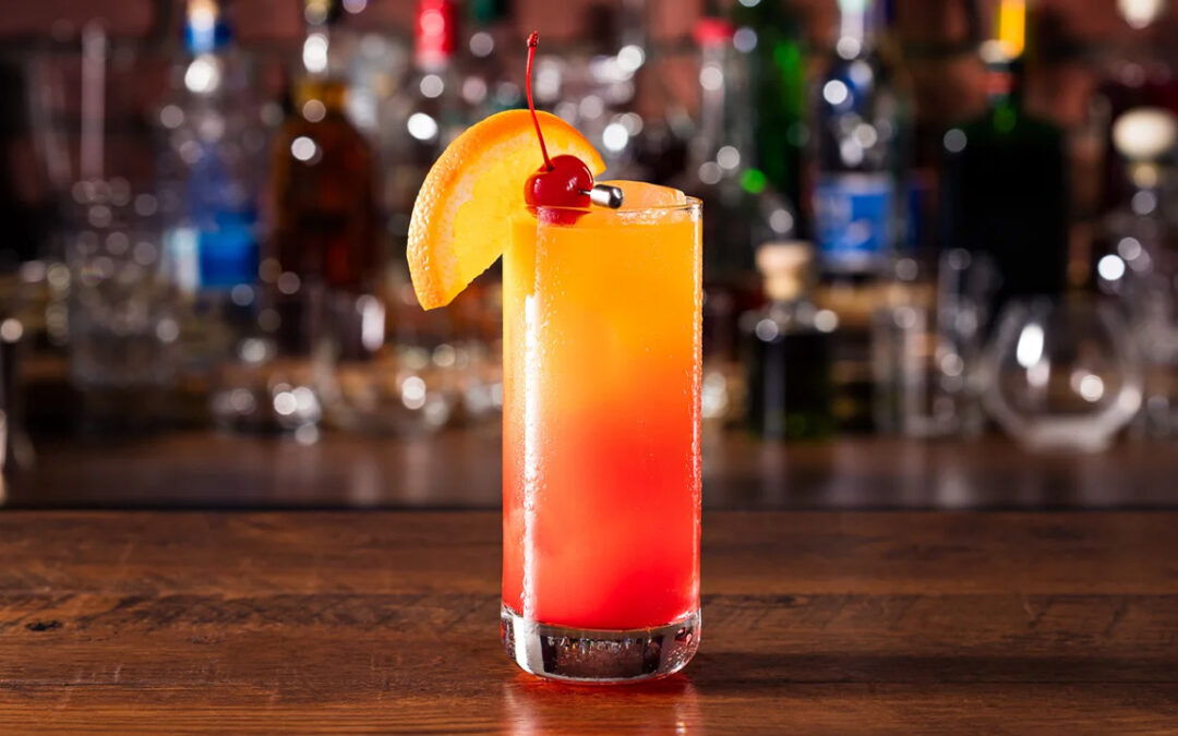 ¡Despierta tus Sentidos con un Tequila Sunrise! Receta Vibrante para un Cóctel Colorido